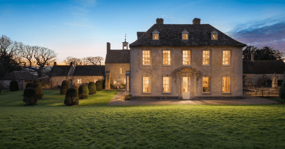 Navigating the Nuances of the UK's Premium Property Market Navigating the Nuances of the UK's Premium Property Market